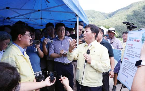 지난달 29일 박정주 충남도 행정부지사(오른쪽)가 김성환 환경부 장관(왼쪽)에게 지천댐 건설 당위성을 설명하고 있다. [사진 충남도]