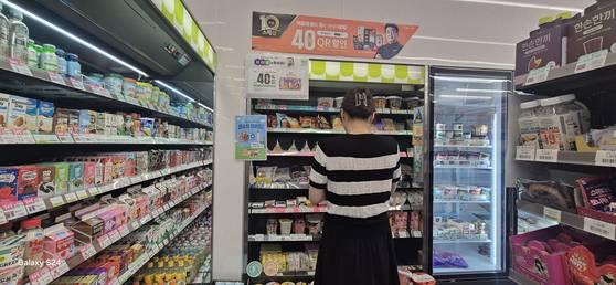 24시간 불을 밝히는 동네 편의점이 어려운 이웃을 찾아내는 ‘마을의 눈’ 역할을 하고 있다. 도움이 필요해 보이는 손님을 발견하면 점주가 포스기 화면의 신고 버튼을 눌러(아래 사진) 구청에 알리는 방식이다. 울산 남구에서 사업 시작 10개월 만에 10가구 이상의 ‘위기 이웃’이 도움을 받았다. [사진 울산 남구]