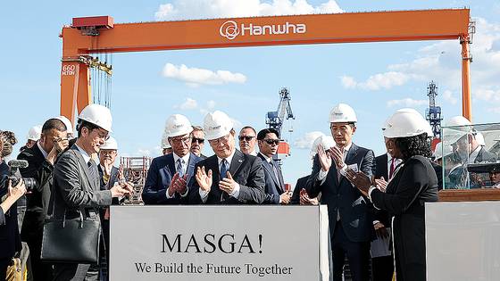 이재명 대통령이 26일(현지 시간) 필라델피아 한화 필리조선소를 방문해 현장 시찰을 한 뒤 방명록에 서명 후 박수를 치고 있다. 2025.08.26 대통령실사진기자단