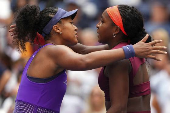 경기 패한 후배 고프(오른쪽)를 격려하는 오사카. AP=연합뉴스