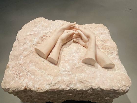 대리석 조각 '손'. 사랑과 신뢰를 갈구하는 작가의 내면을 보여주고 있다. 이은주 문화선임기자