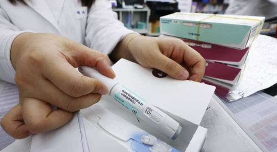 2024년 10월 17일 오후 서울 종로구 새종로약국에서 약사가 위고비를 꺼내고 있다. 연합뉴스