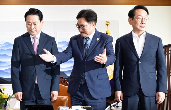 장동혁 국민의힘 대표가 2일 서울 여의도 국회에서 우원식 국회의장을 예방, 기념 촬영하고 있다. 오른쪽은 김도읍 정책위의장.연합뉴스