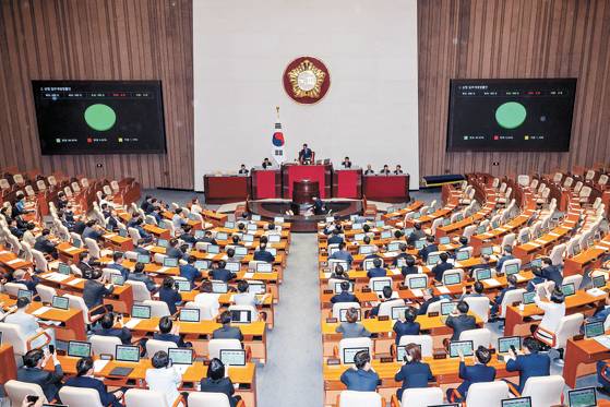 '더 센 상법'으로 불리는 2차 상법 개정안이 지난달 25일 국회 본회의에서 재석 의원 182명 가운데 찬성 180명, 기권 2명으로 통과되었다. 김성룡 기자