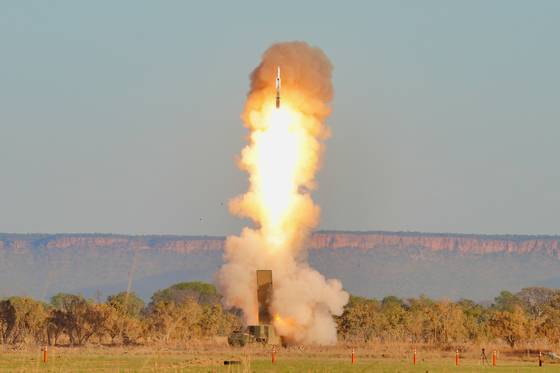 지난 7월 16일 호주 북부에서 열린 미국과 호주의 합동 훈련에서 SM-6 신형 요격 미사일이 타이폰 시스템을 통해 발사되고 있다. 타이폰은 토마호크 순항미사일과 SM-6 등을 탑재할 수 있는 미군의 중거리 화력 체계(MRC)다. 사진 미 육군