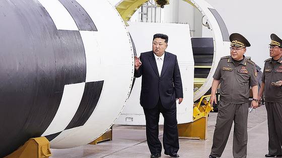 조선중앙통신은 김정은 북한 국무위원장이 지난 1일 미사일 총국 산하 화학재료종합연구원 연구소를 방문해 탄소섬유 복합재료 생산 공정과 대출력 미사일 발동기 생산 실태를 파악했다고 2일 보도했다. 조선중앙통신=연합뉴스