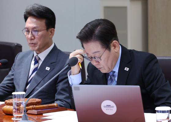 이재명 대통령이 2일 서울 용산 대통령실에서 열린 제40회 국무회의에서 자료를 살펴보고 있다. 대통령실사진기자단