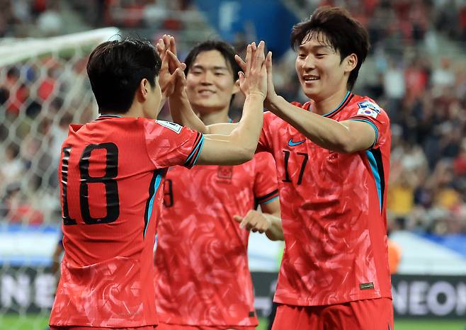 지난 6월 북중미월드컵 쿠웨이트전 득점 후 이강인, 오현규, 배준호(왼쪽부터)가 기쁨을 나누고 있다. [뉴스1]