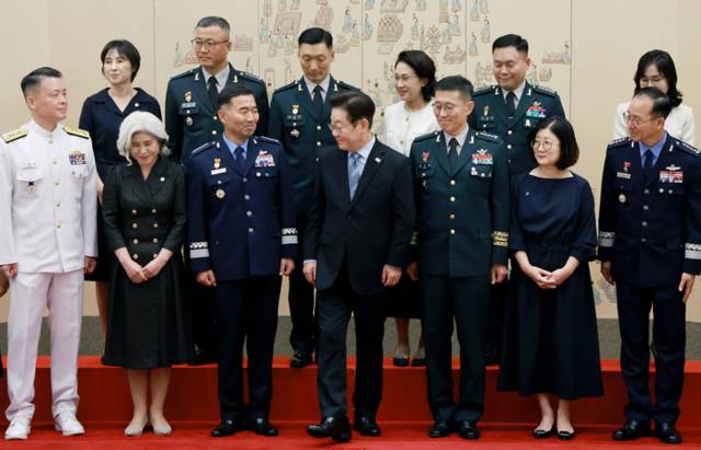 ▲ 이재명 대통령이 2일 서울 용산 대통령실 청사에서 열린 대장 진급·보직 신고 및 삼정검 수치 수여식에서 기념촬영을 마친 뒤 합동참모의장 후보자인 진영승 공군 전략사령관 등과 환담장으로 향하고 있다. 연합뉴스