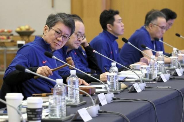 ▲ 정몽규 대한축구협회장이 2일 서울 축구회관에서 열린 2025년도 제9차 이사회에서 의사봉을 두드리고 있다. 대한축구협회 제공