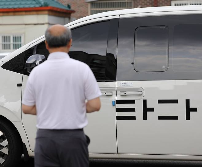 지난 2023년 6월 한 택시회사 차고지 관계자가 주차 돼있는 타다 택시 차량들을 둘러보고 있다. /사진=임대철 기자