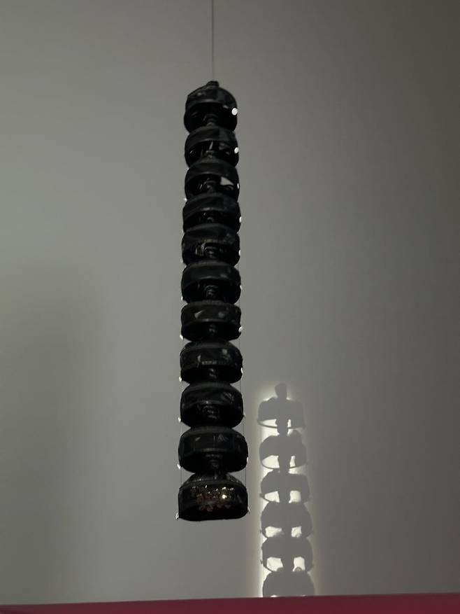 임영주 작가의 '하이고', 동아줄로 층층이 엮인 상투머리, 안쪽에는 무당의 방울이 가득 차 있다. /강은영