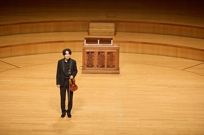 1743년산 과르넬리 델 제수를 들고 무대에 등장한 바이올리니스트 양인모 / 사진. 롯데문화제단 제공.