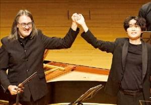 레오니다스 카바코스(왼쪽)와 양인모가 아폴론앙상블과 함께한 지난달 31일 서울 롯데콘서트홀 ‘클래식 레볼루션-체임버콘서트 Ⅲ’ 공연에서 연주가 끝난 뒤 인사하고 있다. /롯데문화재단 제공