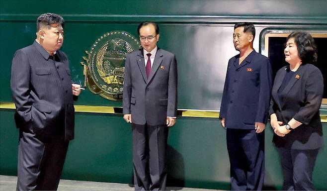 < 전용열차 ‘태양호’ 앞에 선 김정은 > 김정은 북한 국무위원장이 지난 1일 중국 전승절 80주년 기념 행사에 참석하기 위해 탑승한 전용열차 앞에서 담배를 피우고 있다. 왼쪽부터 김 위원장, 조용원 조선노동당 비서, 김덕훈 당 비서, 최선희 외무상. 평양노동신문 뉴스1