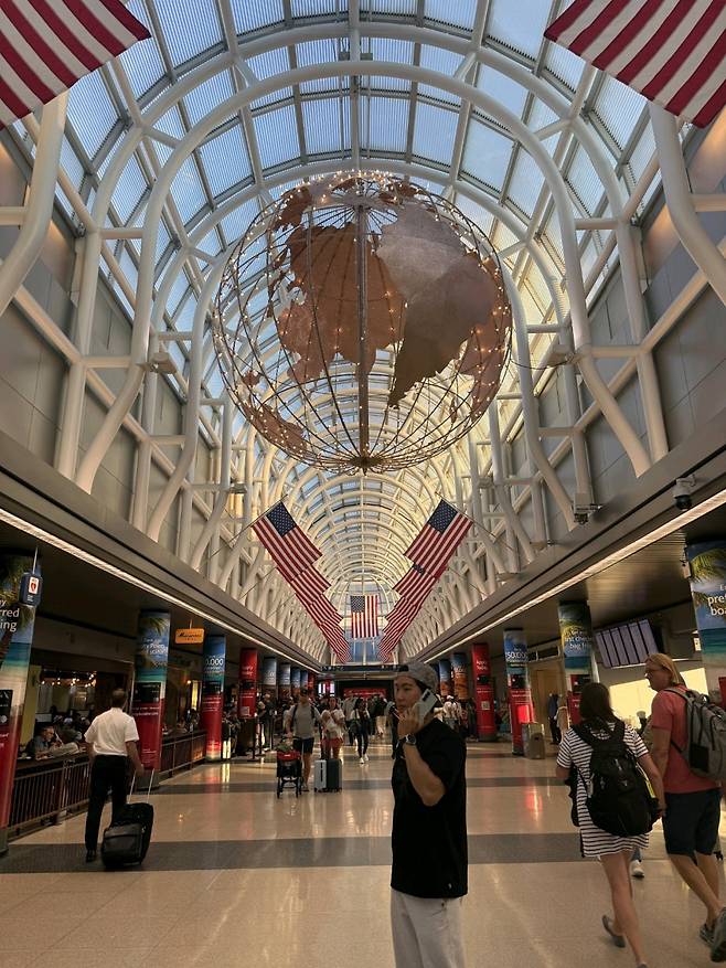 미국프로야구 메이저리그(MLB) 최강팀으로 꼽히는 로스앤젤레스(LA) 다저스 소속 김혜성(26)이 갤럭시Z폴드7을 손에 들고 있다. 사진=독자 제공