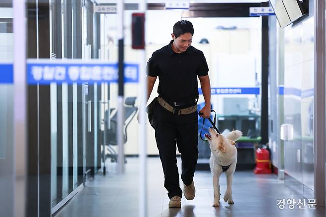 김태훈 양성교관과 상만이가 훈련을 위해 이동하고 있다.