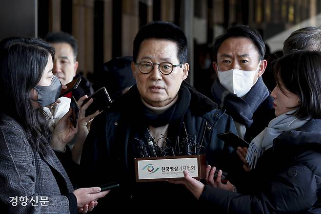 서해 공무원 피격 의혹 사건으로 고발된 박지원 전 국가정보원장이 2022년 12월 서울 서초구 서울중앙지검으로 출석하며 취재진에게 입장을 밝히고 있다. 문재원 기자