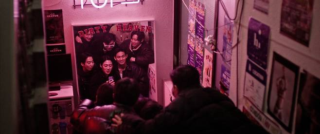 <3670> 속 철준(조유현)과 영준(김현목)이 97년생 동갑모임 친구들과 사진을 찍고 있따. 엣나인필름 제공