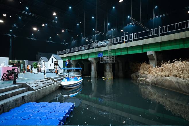 넷플릭스에서 오는 23일 공개되는 <크라임씬 제로> 스틸 컷. 한강과 다리를 구현한 세트가 보인다. 넷플릭스 제공