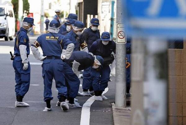 일본 경찰이 2025년 9월1일 도쿄 세타가야구에서 한국인 여성이 피습당한 뒤 쓰러져 있던 장소를 조사하고 있다. 교도통신=연합뉴스