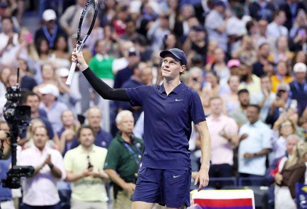 얀니크 신네르(이탈리아)가 1일(현지시간) 미국 뉴욕의 빌리진킹 내셔널 테니스 센터에서 열린 US오픈 테니스대회 남자 단식 16강전에서 승리를 거둔 뒤 라켓을 들어 팬들의 환호에 답하고 있다. AFP연합뉴스