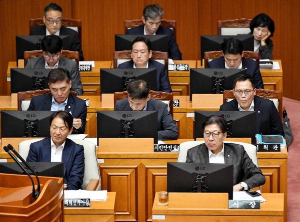박형준 부산시장과 성희엽 미래혁신부시장 등 시 고위 간부들이 2일 부산시의회 본회의장에서 열린 시정질문에 참석해 있다. 김민정 기자