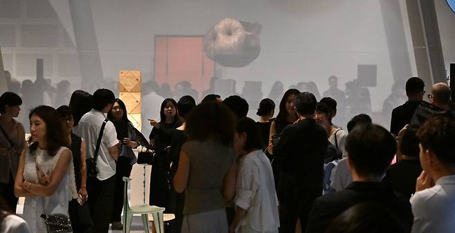 Visitors view works during the opening reception for Design Miami.In Situ: Seoul at the Yigansumun Exhibition Hall in Dongdaemun Design Plaza, Seoul, Monday. (Im Se-jun/The Korea Herald)