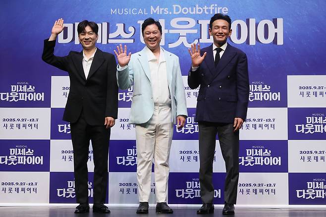 From left: Jung Sang-hoon, Jung Sung-hwa and Hwang Jung-min pose for photos during a press conference held at Samsung Hall at Ewha Womans University on Tuesday. (Yonhap)