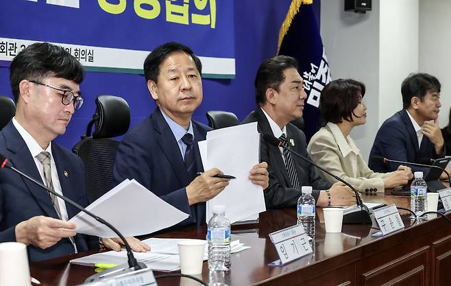 Deputy Prime Minister and Finance Minister Koo Yun-cheol explains the 2026 budget proposal during a Democratic Party–government consultation at the National Assembly Members’ Office Building in Seoul on the morning of Aug. 26. [KIM SUNG-RYONG]