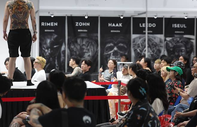 A tattoo exhibition is held in Gwangjin District in eastern Seoul on Aug. 31. [YONHAP]