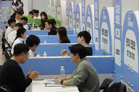 Participants of a job fair held at Busan Exhibition Convention Center in Busan meet with representatives and recruiters from major companies in Korea on Nov. 20, 2024. [JOONGANG ILBO]