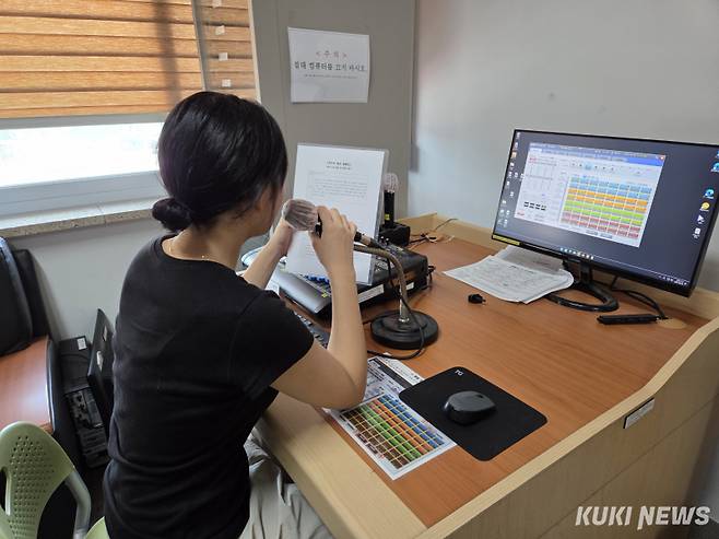 방송부 학생이 학생들 스스로 만든 규약 실천 사연을 소개하고 있다.