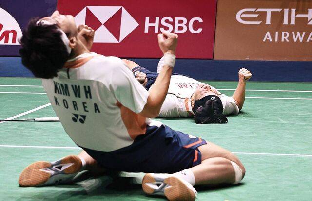 배드민턴 남자복식 세계 랭킹 1위인 김원호(왼쪽)-서승재 조가 1일(한국시간) 프랑스 파리 아디다스 아레나에서 열린 2025 세계개인배드민턴선수권대회 결승전에서 중국의 천보양-류이를 상대로 승리한 뒤 포효하고 있다. AFP연합뉴스