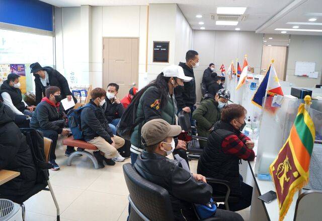 안산제일교회 사회복지법인 강물이 운영하는 안산시외국인주민상담지원센터를 찾은 이주민들이 각 나라별 창구에서 상담을 받고 있다. 안산제일교회 제공