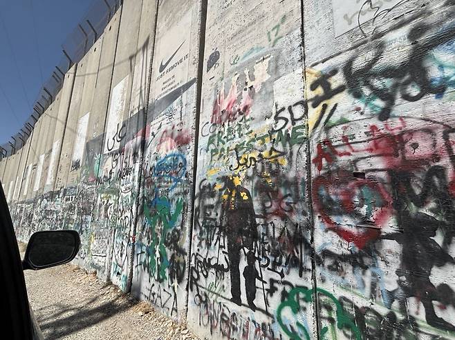 팔레스타인 베들레헴지구 '라헬의 무덤' 외곽으로 설치된 장벽 모습.