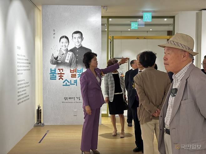 문현미 산사현대시100년관 관장이 2일 충남 천안 백석대 창조관에서 열린 광복 80주년 특별기획전 '불꽃 소녀, 별빛 청년'을 찾은 관람객들에게 작품을 소개하고 있다.