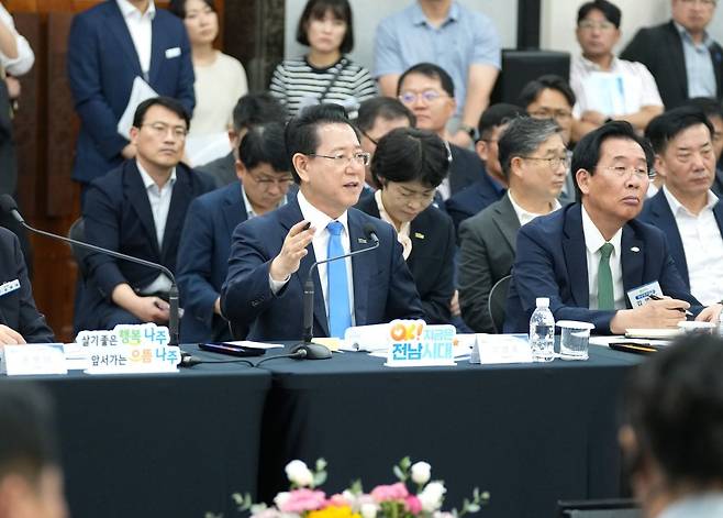 김영록 전남도지사가 2일 나주시청에서 열린 ‘나주시 정책비전 투어’행사에 참석해 토론을 주재하고 미래 비전 및 정책현안 등 지역 발전에 대한 의견과 제안에 대한 질문에 답변을 하고 있다. 전남도 제공