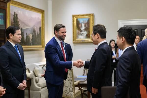 백악관이 최근 사진 공유 사이트를 통해 오벌오피스에서 열린 이재명 대통령과 도널드 트럼프 대통령의 한미 정상회담 당시 사진을 공개했다. 사진은 이 대통령이 JD밴스 부통령과 악수하는 모습. 백악관 플리커 갈무리