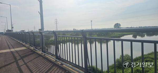 평택시 군문교 교량 중간 하천과 이어지는 부분은 안내표지판이 설치되지 않았다. 윤동현기자
