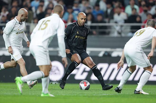 지난해 아이콘매치에서 공을 몰고 돌파하고 있는 티에리 앙리. 넥슨