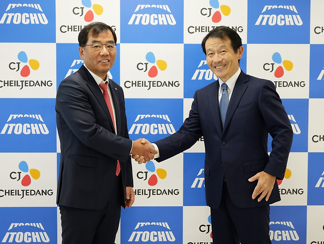 강신호 CJ제일제당 부회장(왼쪽)과 슈이치 미야모토 이토추상사 식품사업부문대표가 협약식에서 기념 촬영을 하고 있다. [CJ제일제당]