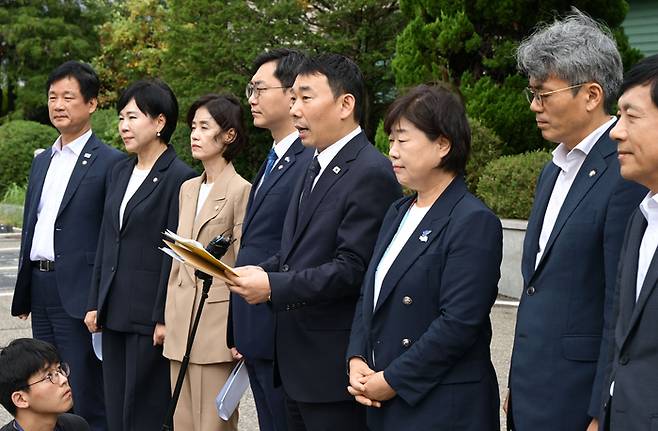 국회 법사위 더불어민주당 김용민 간사가 1일 경기도 의왕시 서울구치소에서 열린 현장검증을 마친 후 브리핑하고 있다. 
    이날 법사위는 윤석열 전 대통령 수감 중 특혜 제공 여부를 확인하고 특검 출석 요구 당시 윤 전 대통령이 옷을 벗고 버티는 과정이 있었는지 여부를 CCTV 등의 영상기록으로 열람했다. [사진 = 국회사진기자단]