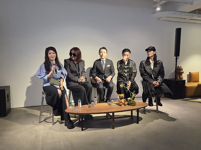 글로벌 럭셔리 패션 하우스 MCM은 ‘프리즈 위크 2025’를 맞아 서울 청담 MCM 하우스에서 ‘베어브릭 인 엠씨엠 원더랜드’ 전시를 개최한다. 김해리 MCM 일본 대표가 전시에 대해 소개하고 있다. [김혜진 기자]