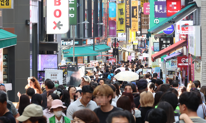 서울 명동이 외국인 관광객과 시민 등으로 붐비고 있다. [이충우 기자}
