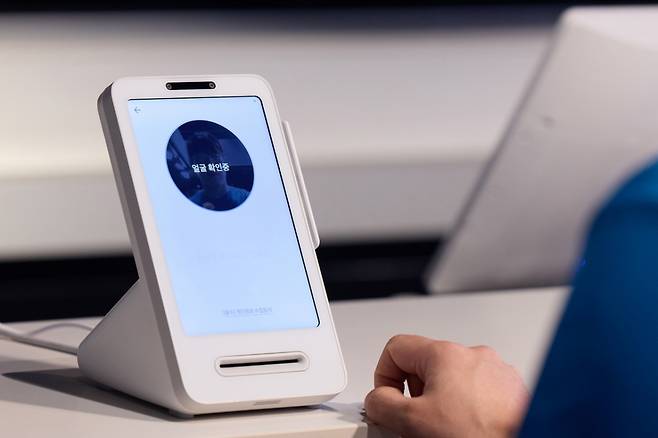 토스의 얼굴 결제 서비스 '페이스페이'를 이용하는 모습./사진제공=토스.