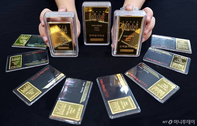 (서울=뉴스1) 구윤성 기자 = 금과 은 가격이 급등세를 보이는 2일 서울 종로구 한국금거래소에서 관계자가 골드바를 내보이고 있다. 1일(현지시간) 런던 거래에서 금 선물 가격은 온스당 3475달러로 거래되며 4월 기록한 최고가 3454달러를 넘어섰다. 현물 시장에서 금은 온스당 3489달러까지 상승해 사상 최고치에 단 11달러 차이로 접근했다. 은 가격은 2.6% 상승해 온스당 40.76달러를 기록해 2011년 이후 처음으로 40달러를 돌파했다. 금값 상승은 미국 달러화 약세와 연방준비제도(Fed)의 금리 인하 가능성이 맞물리면서 나타난 것으로 분석된다. 2025.9.2/뉴스1 Copyright (C) 뉴스1. All rights reserved. 무단 전재 및 재배포, AI학습 이용 금지. /사진=(서울=뉴스1) 구윤성 기자