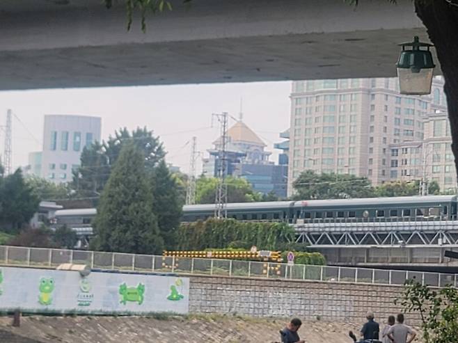 북한 인공기를 부착한 열차가 중국 베이징역으로 들어오고 있다. /사진=안정준 특파원