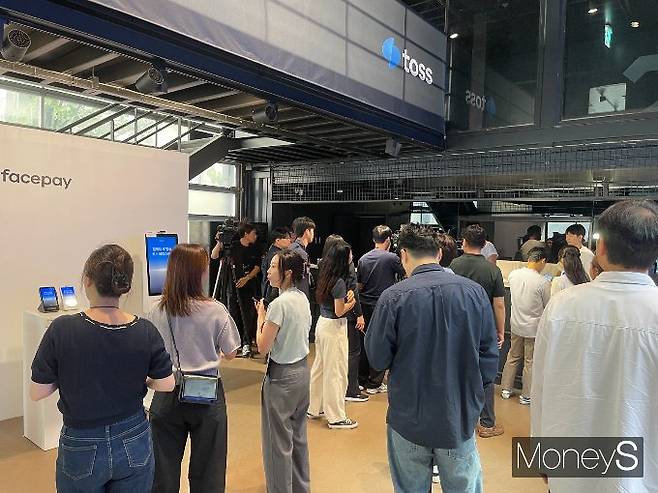 토스가 2일 페이스페이 서비스 정식 출시에 맞춰 서울 강남 에스제이쿤스트할레에서 기자간담회를 열었다. 사진은 이날 간담회 시작에 앞서 페이스페이를 경험하는 인파. /사진=유찬우 기자