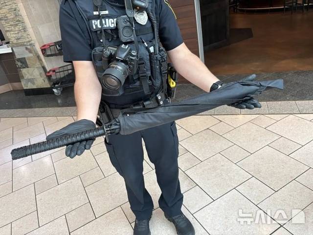 지난 8월28일 미국 뉴욕주 시러큐스의 쇼핑몰에서 한 남성이 매고 있던 사무라이 검 모양의 장우산. 뉴욕포스트 캡쳐·뉴시스